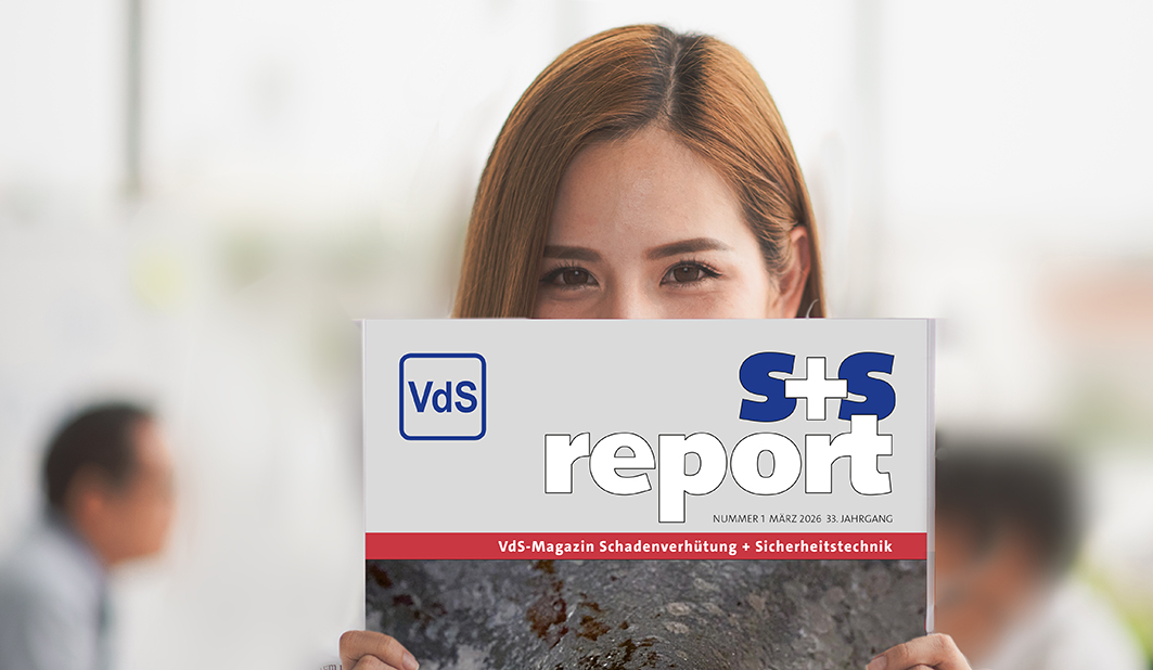 Fotomontage: Lächelnde Frau hält den aktuellen s+s report in die Kamera