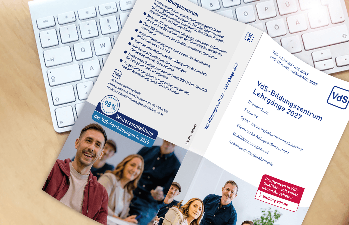 Aufgeklappte Broschüre „VdS-Lehrgänge 2027" mit mehr als 350 Terminen, 220 Lehrgängen und 30 Fachtagungen pro Jahr.