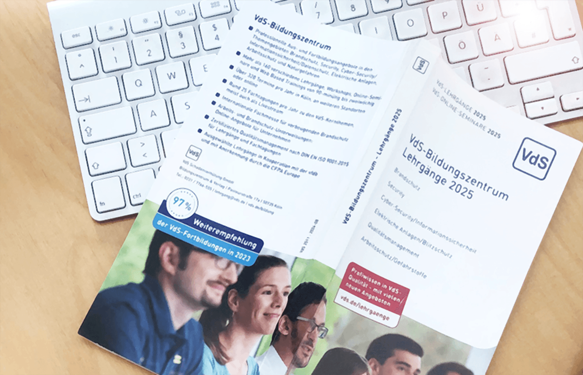 Aufgeklappte Broschüre „VdS-Lehrgänge 2025" mit mehr als 320 Terminen, 160 Lehrgängen und 25 Fachtagungen pro Jahr.