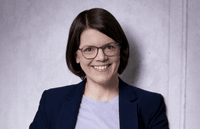 Lächelnder VdS-Kundenservice im Bildungszentrum – persönliche Ansprechpartnerin bzw. Ansprechpartner für Fortbildungsanfragen und Buchungen.