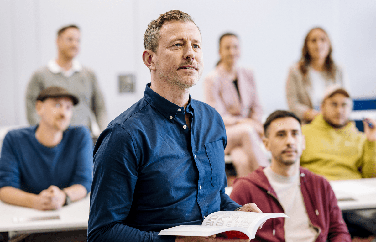 VdS-Referent erklärt praxisnahes Fachwissen vor Kolleginnen und Kollegen eines Unternehmens – individuelle Firmenschulung direkt im Team mit Praxisbezug und konkreten Fallbeispielen.