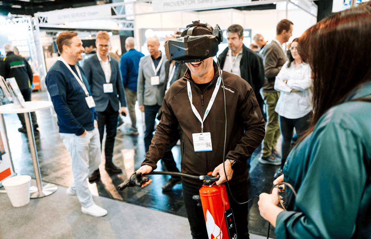 Teilnehmender testet virtuell einen Feuerlöscher auf den VdS-BrandSchutzTagen – dem großen Branchentreff für vorbeugenden baulichen, organisatorischen und anlagentechnischen Brandschutz mit Fachmesse, Live-Demos und Fachtagungen.