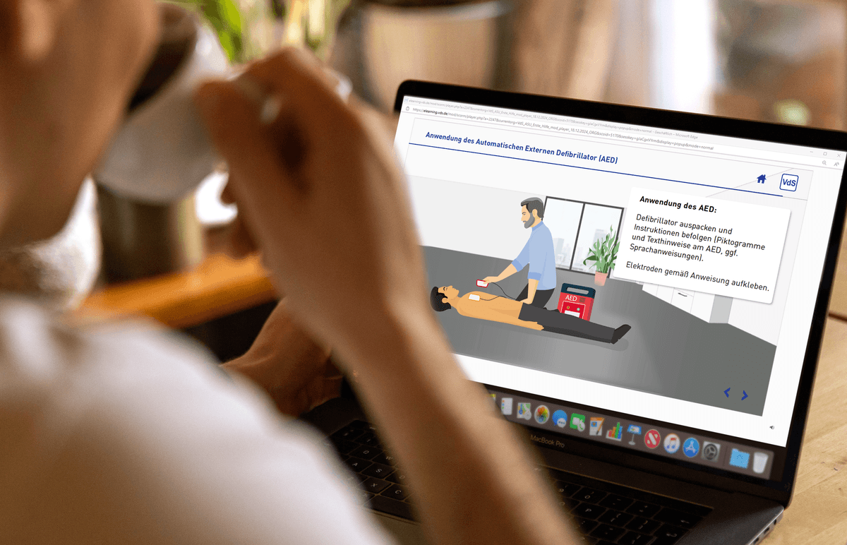 Dozent im Demobereich des VdS-Bildungszentrums zwischen Brandschutz- und Sicherheitstechnik – hier erleben Teilnehmende Gaslöschanlagen, Alarmventilstationen und Einbruchschutz praxisnah und interaktiv.