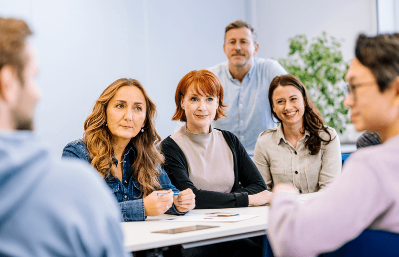 Teilnehmende einer VdS-Schulung tauschen sich zu gesetzlichen Pflichten und betrieblichen Maßnahmen im Arbeitsschutz aus - Fokus auf Sicherheit, Gesundheit und Verantwortung im Unternehmen.
