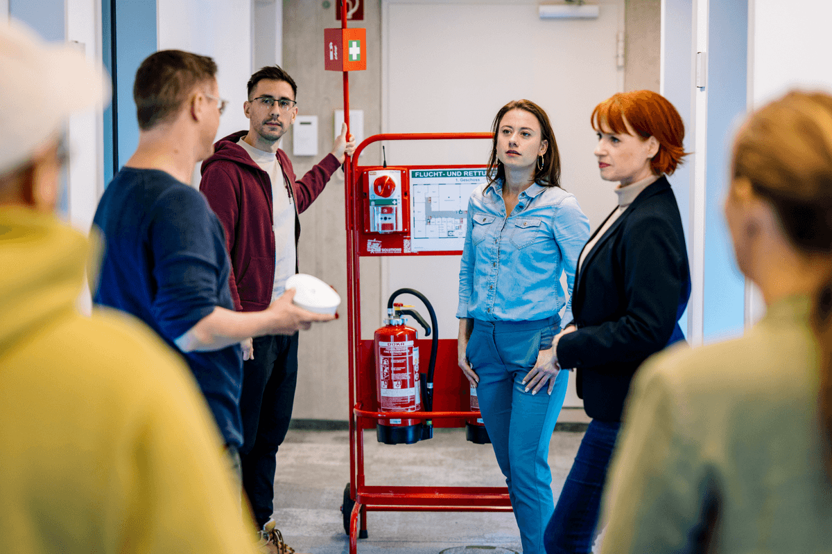 Praxisnaher Unterricht bei einer VdS-Fortbildung zum Thema Brandschutz.