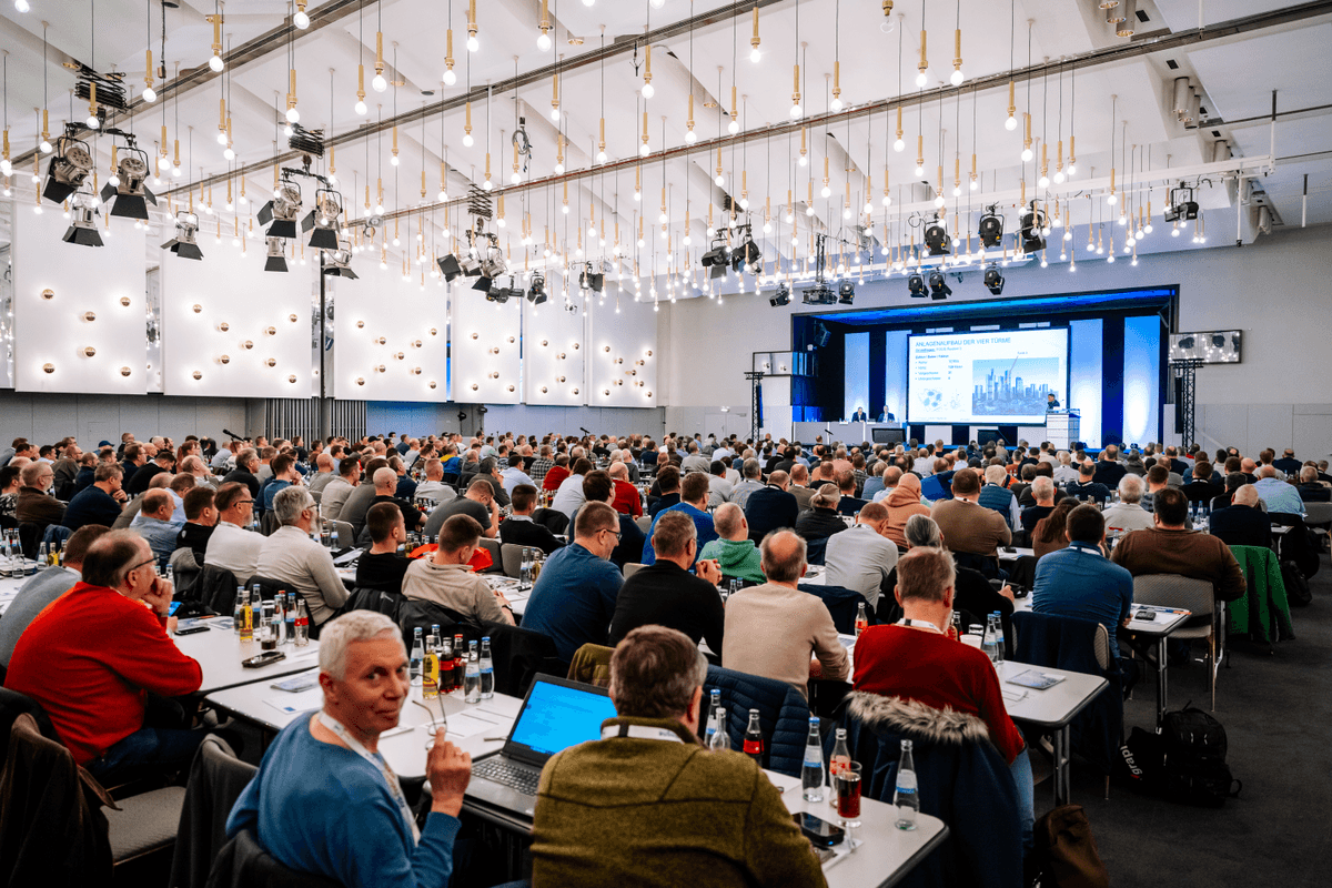 Voller Konferenzsaal bei einer VdS-Fachtagung zum Brandschutz.