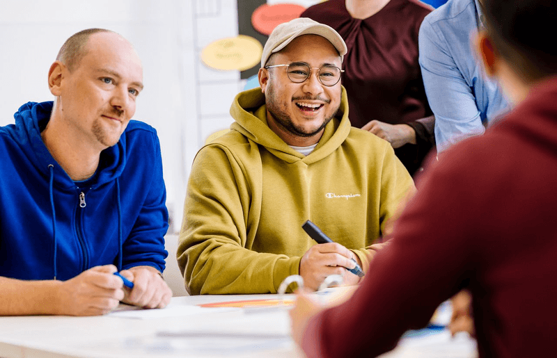 Teilnehmende eines VdS-Lehrgangs zum baulichen Brandschutz in entspannter Atmosphäre im Gespräch; ideal zum Netzwerken und zum Erfahrungsaustausch über Brandschutzkonzepte, Bauprojekte und Kostenkalkulation.