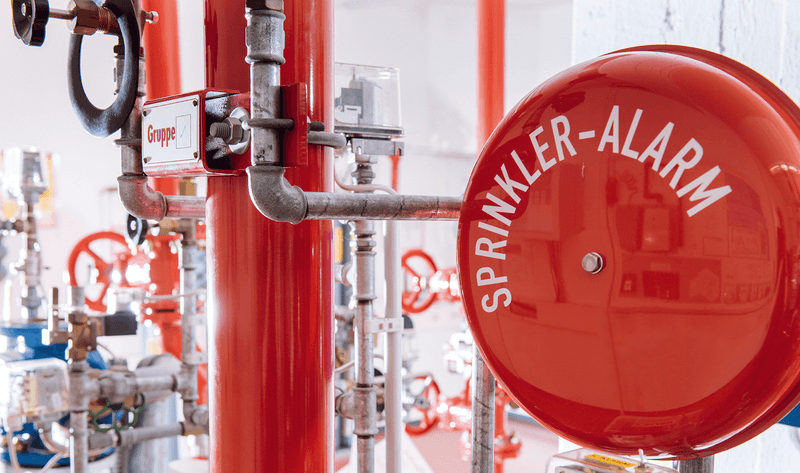 Sprinkler-Alarmanlage in technischer Demonstrationsumgebung – Symbol für regelmäßige Kontrolle, Wartung und Instandhaltung von Brandschutzanlagen gemäß BetrSichV und VdS-Richtlinien.