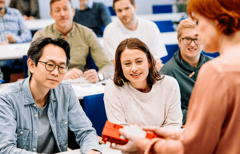 Teilnehmende eines VdS-Lehrgangs Messpraxis zum Prüfen elektrischer Anlagen begutachten ein Prüfgerät im Unterricht – Weiterbildung mit Praxisbezug im VdS-Bildungszentrum.