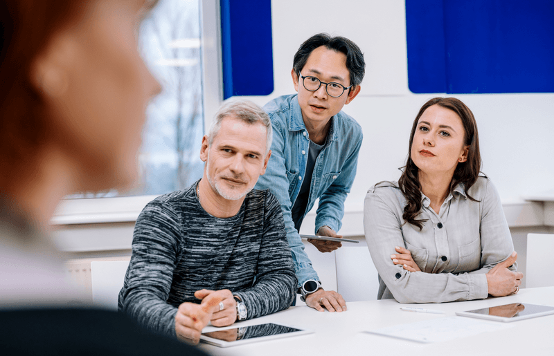 Teilnehmende diskutieren aufmerksam über digitale Sicherheitslösungen – VdS-Fortbildung zu Zutrittskontrolle, Einbruchmeldetechnik und vernetzter Sicherheitstechnik.