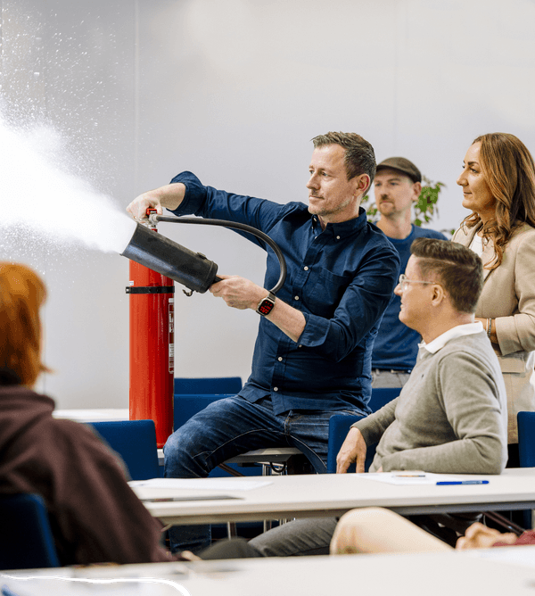 Brandschutzschulung mit Feuerlöscher-Training im VdS-Lehrgang – zertifizierte Ausbildung zum Brandschutzbeauftragten mit praktischen Übungen für den Ernstfall.